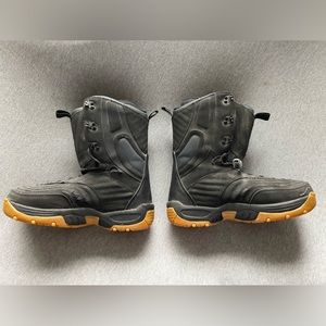 Mens snowboard boots size 11 black